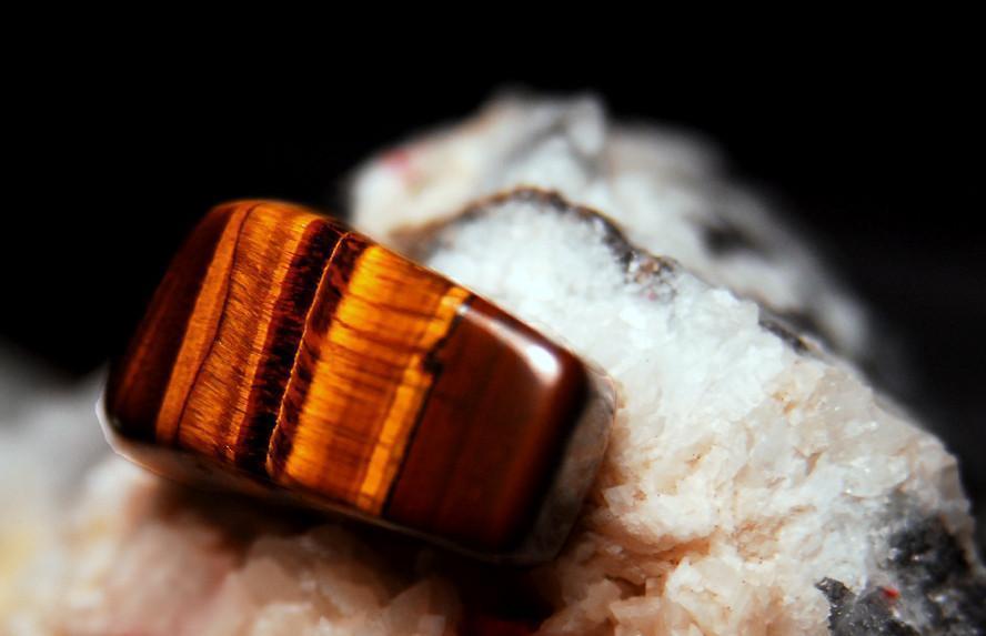 Healing Crystal Handbook: Tiger Eye