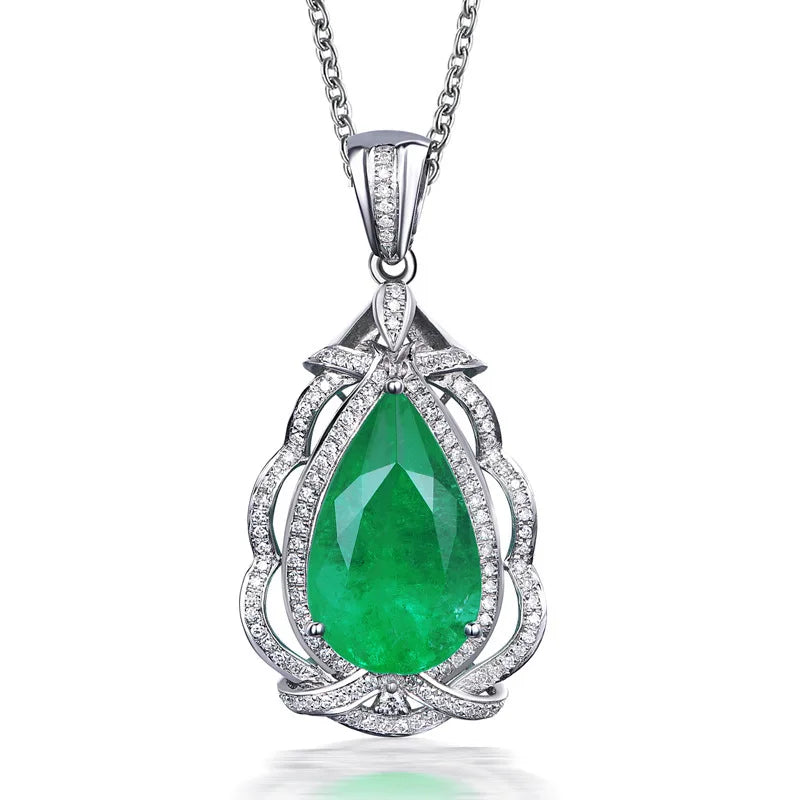 9 Karat Pendant Pear-Shaped Emerald Necklace