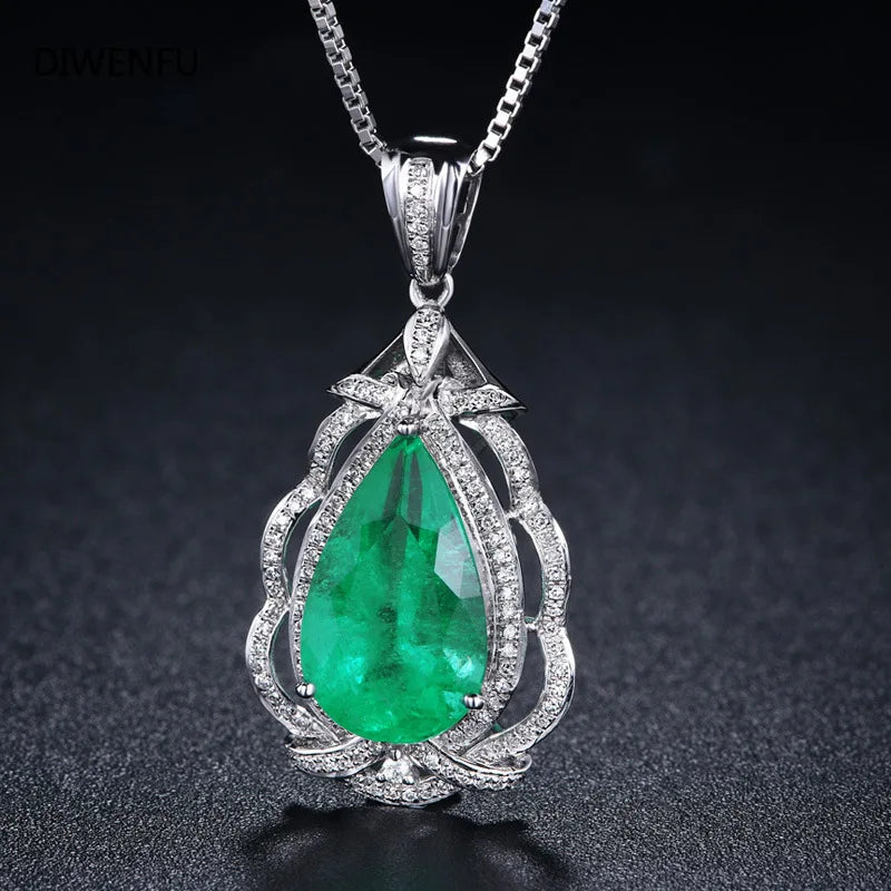 9 Karat Pendant Pear-Shaped Emerald Necklace