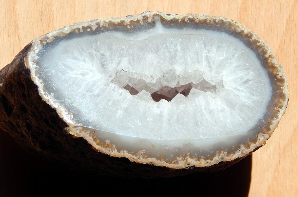 What are Geodes? QWICK Crystal Guide on Geodes Crystals
