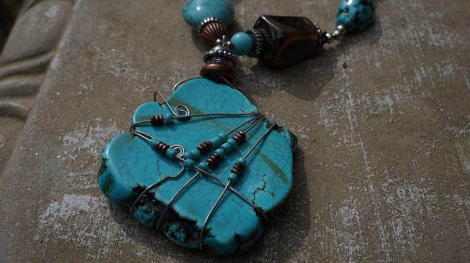 7 Potent Healing Crystal Necklaces That Worked For Successful People