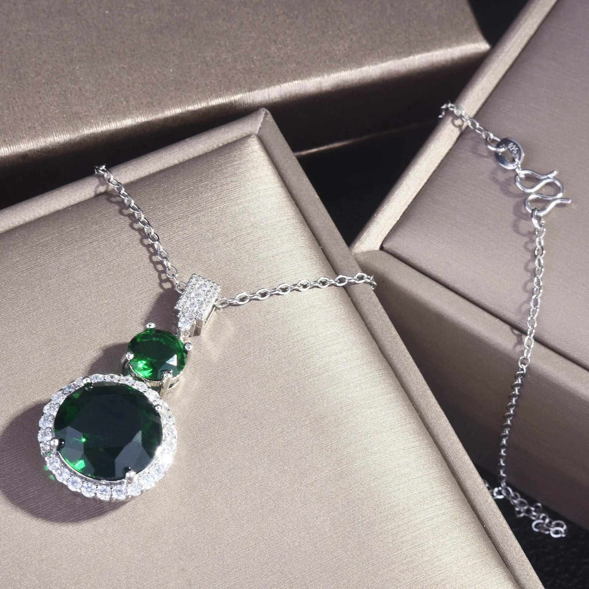 Classic Quality Round Emerald Stone Pendant Necklace