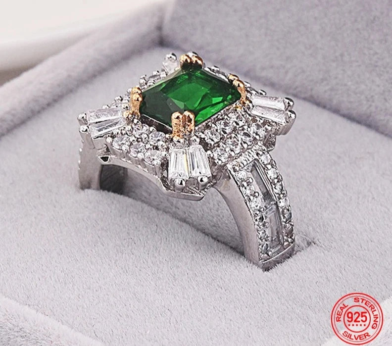 Charm Emerald Ring in 925 Sterling Silver