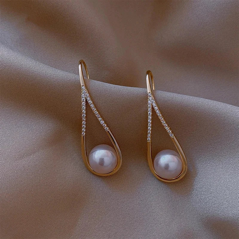 Exquisite Geometric Dangle Pearl Earrings for Women