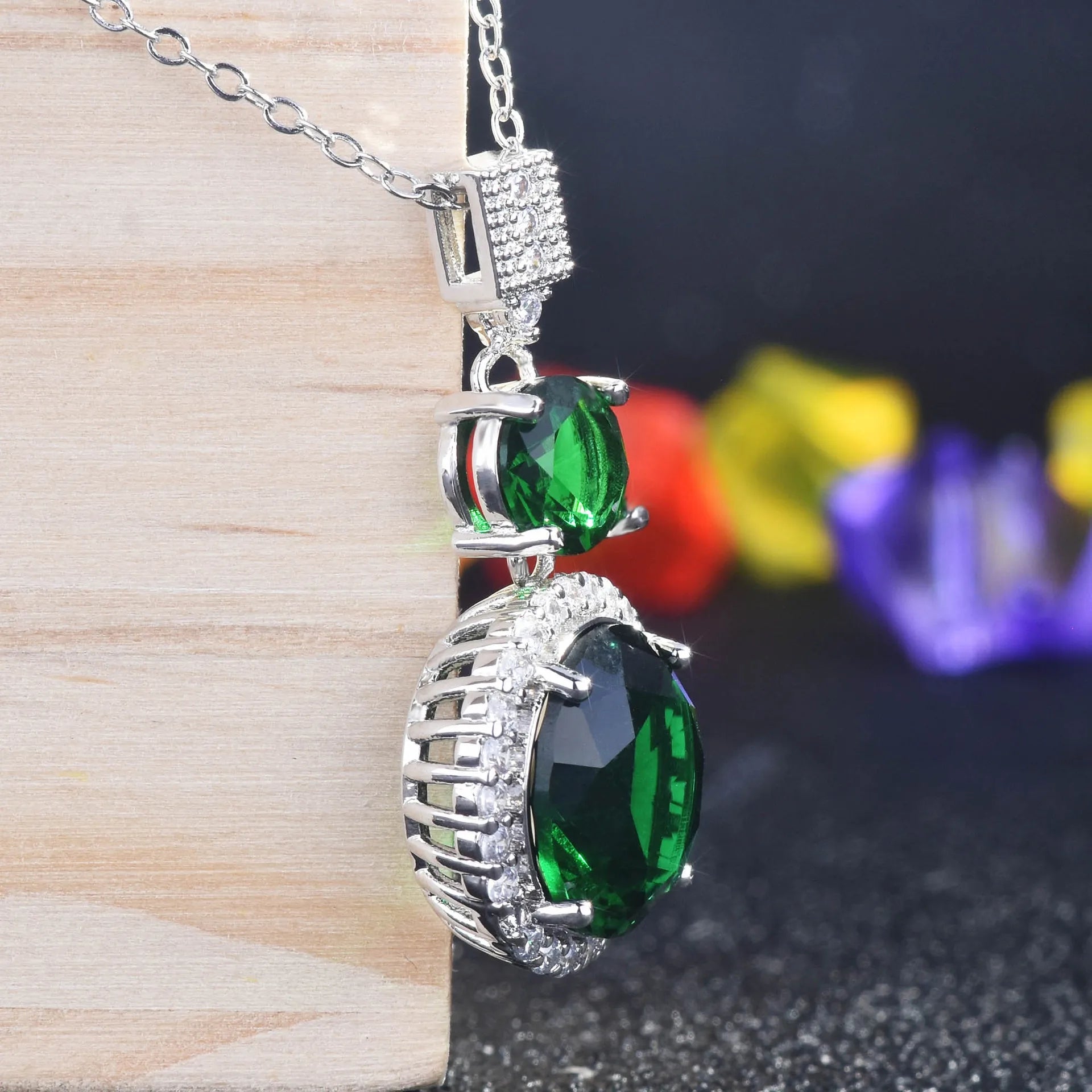 Classic Quality Round Emerald Stone Pendant Necklace