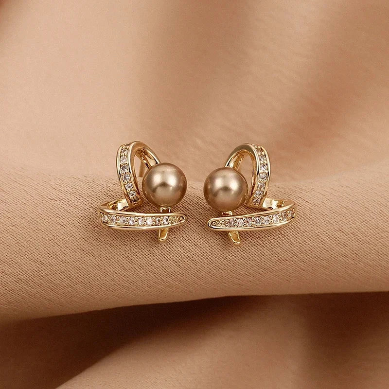 2024 New Classic Small Heart Champagne Pearl Stud Earrings Korean Fashion Jewelry Wedding for Womans Party Luxury Accessories
