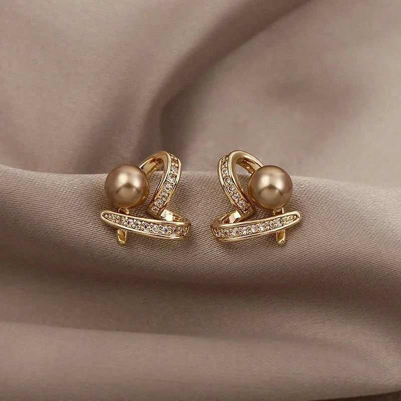 2024 New Classic Small Heart Champagne Pearl Stud Earrings Korean Fashion Jewelry Wedding for Womans Party Luxury Accessories