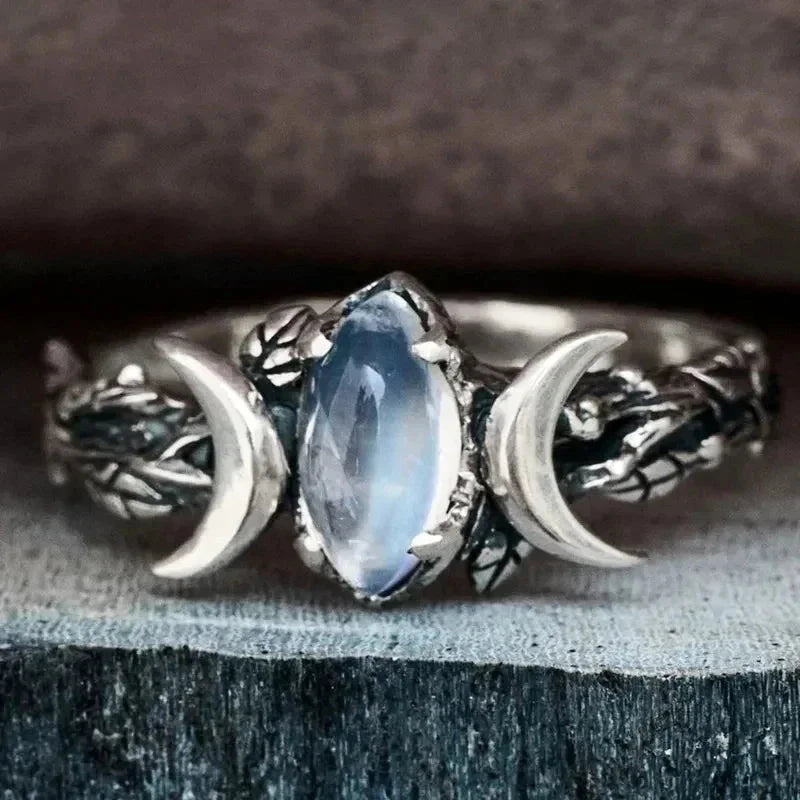 Women's Chic Vintage Ring – Moon & Leaf Band