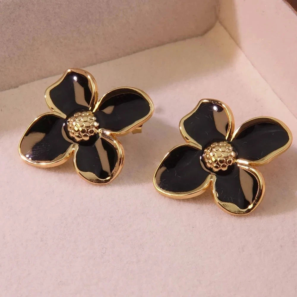 Cazador Flower Stud EarringsBlack