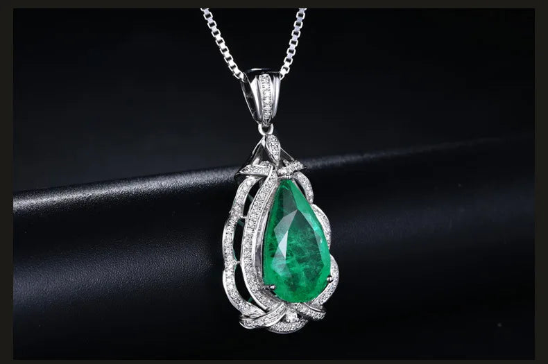 9 Karat Pendant Pear-Shaped Emerald Necklace