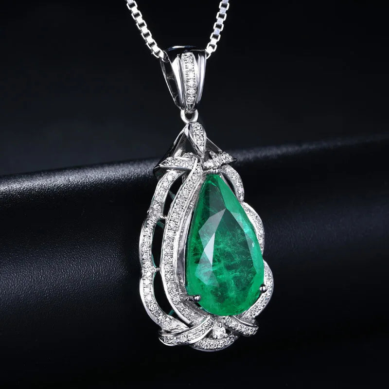 9 Karat Pendant Pear-Shaped Emerald Necklace