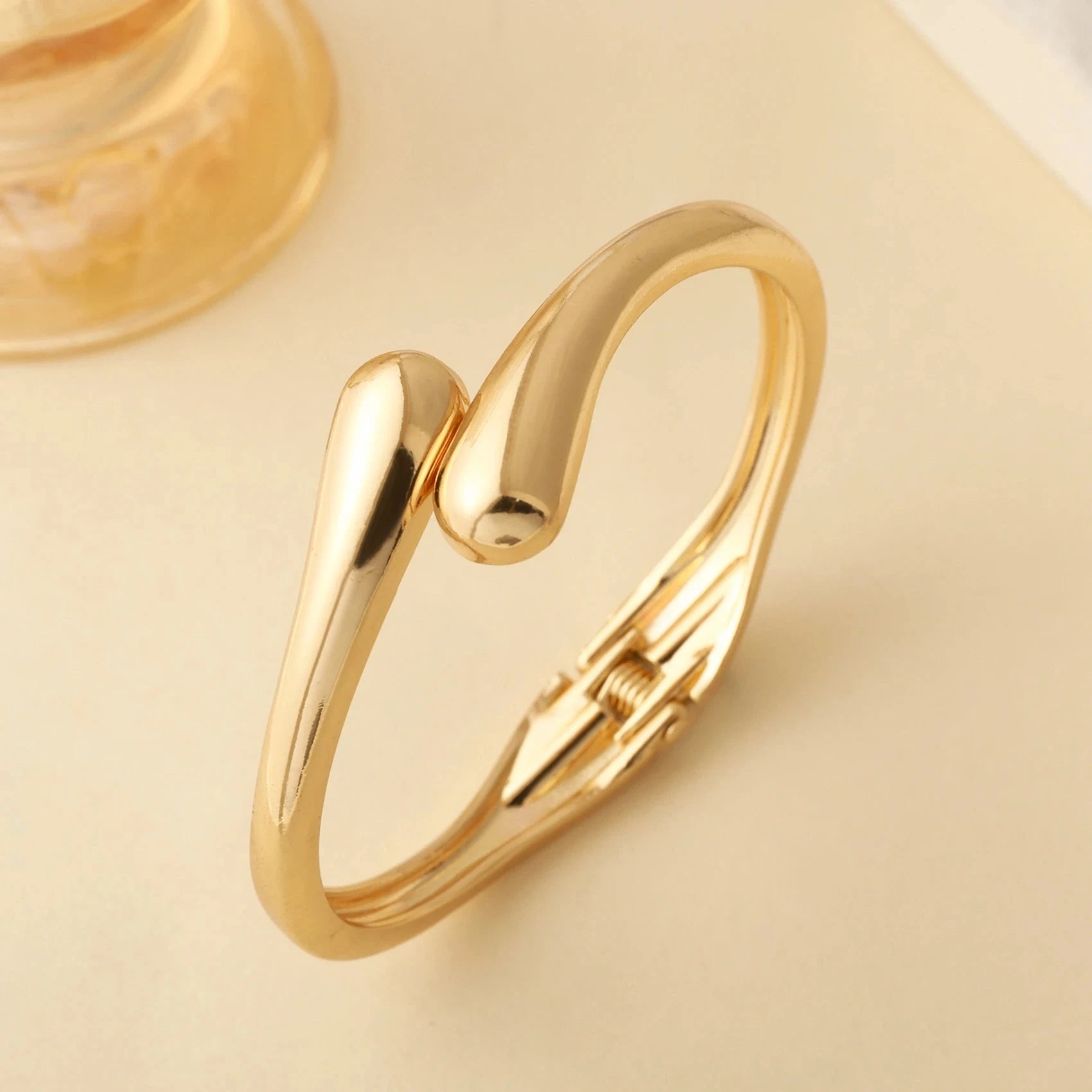 Elegant Gold Color Waterdrop Spiral Bangle Bracelet