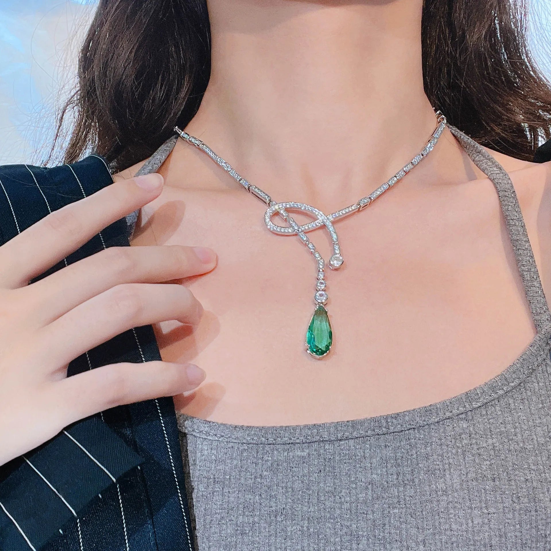 Pear-shaped Emerald Pendant Necklaces with Sparkling Water Drop Design