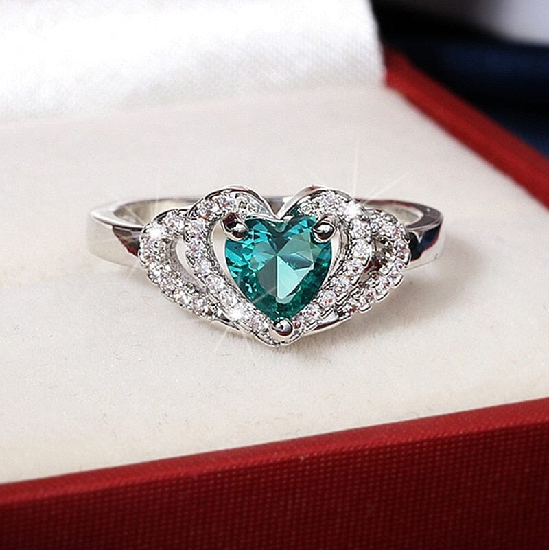 Creative Hand Holding Love Green Zircon Emerald RingRing6